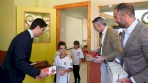 comunitatea-madrid-livreaza-lapte-si-fructe-la-peste-463.000-de-scolari-din-755-de-centre-din-regiune-pentru-a-promova-o-alimentatie-sanatoasa