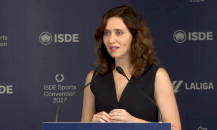 Díaz Ayuso colectează premiul de la Comunitatea Madrid pentru cariera sa sportivă instituțională la Convenția sportivă ISDE