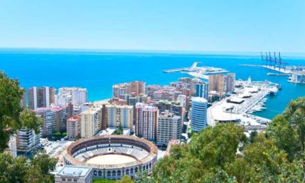 Bustinduy le prezintă locuitorilor din Malaga propunerile sale de urmărire a apartamentelor turistice ilegale