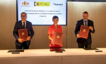 Rodríguez semnează acordul prin care Sabadell aderă la linia de garanții pentru achiziția primei locuințe pentru tineri și familii cu minori