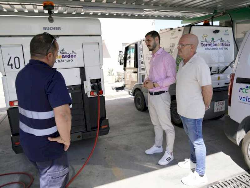 Torrejón – Primarul, Alejandro Navarro, prezintă stația electrică a Consiliului orașului Torrejón de Ardoz care permite reîncărcarea celor 22 …