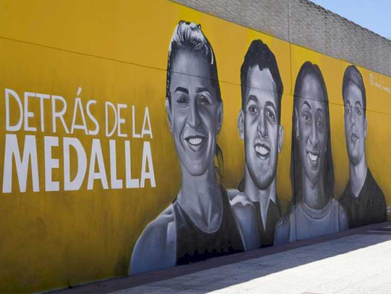 Torrejón – Pictura murală mare „În spatele medaliei”, situată pe terenul municipal de fotbal Las Veredillas, protagonistul unui documentar de L…