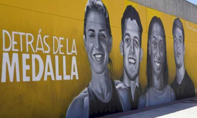 Torrejón – Pictura murală mare „În spatele medaliei”, situată pe terenul municipal de fotbal Las Veredillas, protagonistul unui documentar de L…