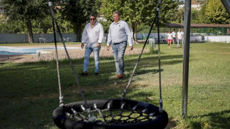 Comunitatea Madrid finalizează lucrările de renovare pe strada Cruz de Carabaña și reînnoiește leagănele piscinei municipale