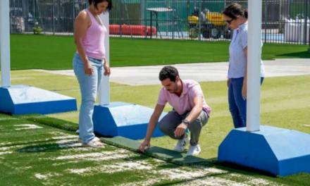 Torrejón – Lucrările de schimbare a gazonului artificial de pe cele două terenuri de fotbal cu 7 de pe strada Florencia unde se joacă jocurile sunt foarte avansate.