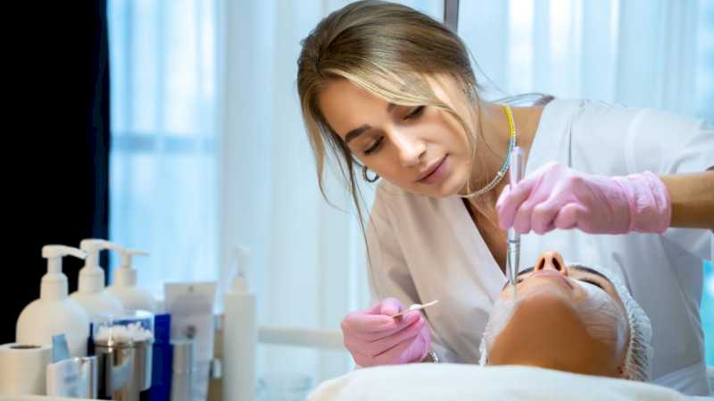 Comunitatea Madrid își amintește că clinicile de estetică trebuie să aibă personal calificat și echipamente certificate și revizuite