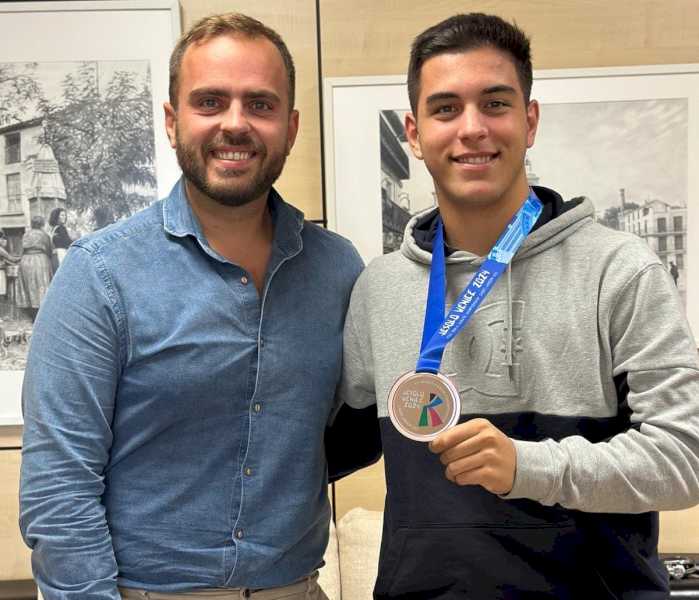 Arganda – Alberto Escribano îl primește pe Iker Leal de la Arganda, bronz mondial la karate | Consiliul Local Arganda