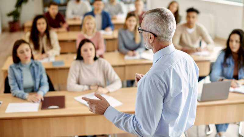 La Comunidad de Madrid forma a un centenar de profesores y directores de centros educativos sobre la asignatura optativa de la Unión Europea