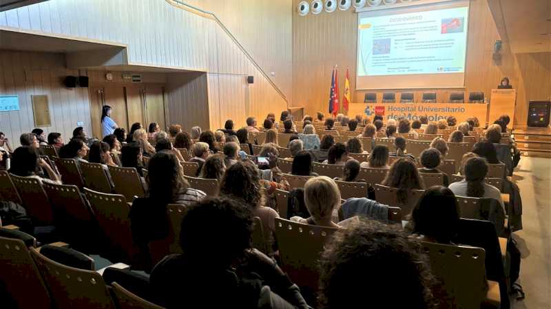 Más de 140 mujeres acuden a un encuentro sobre menopausia organizado en el Hospital público de Móstoles