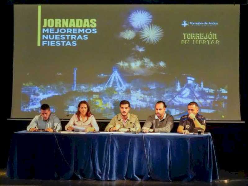 Torrejón – El alcalde de Torrejón de Ardoz, Alejandro Navarro, se reúne con las peñas para seguir mejorando las Fiestas Populares