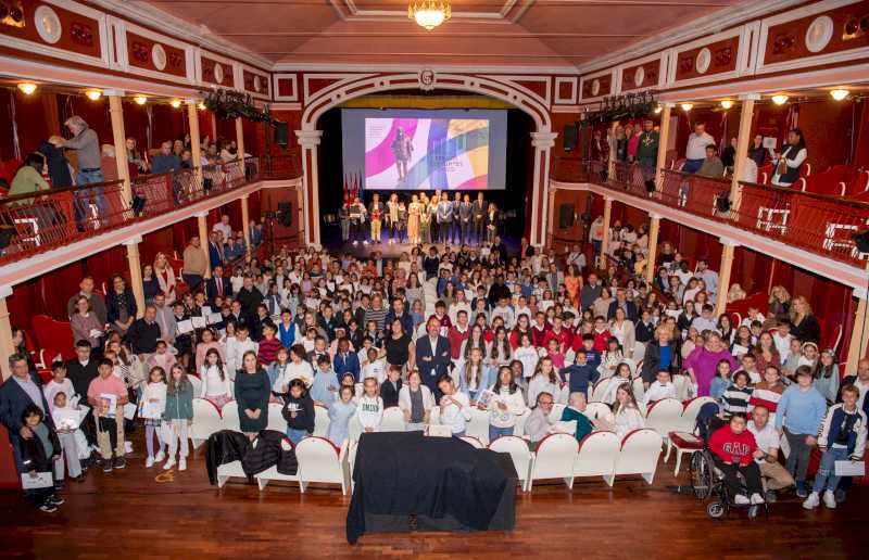 Alcalá – La escritora Begoña Oro recoge el premio Cervantes Chico 2024 en Alcalá de Henares