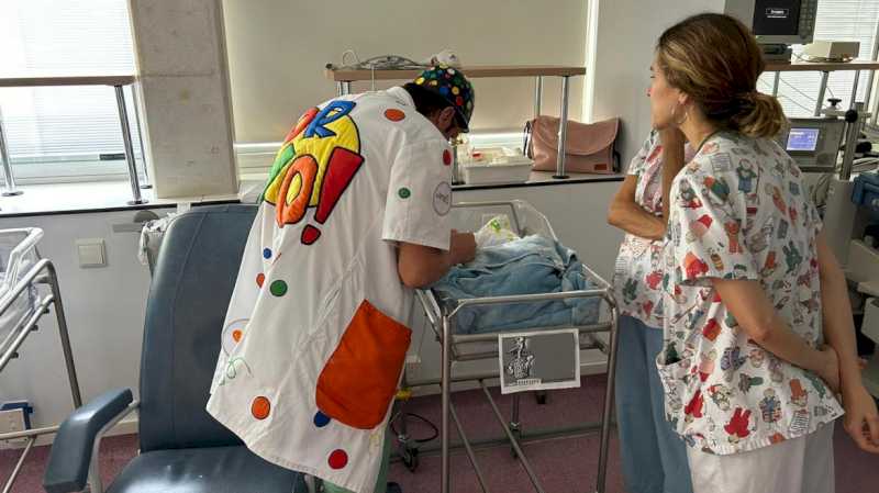 Los niños ingresados del Hospital Universitario de Fuenlabrada reciben la visita del ‘Doctor sonrisas’