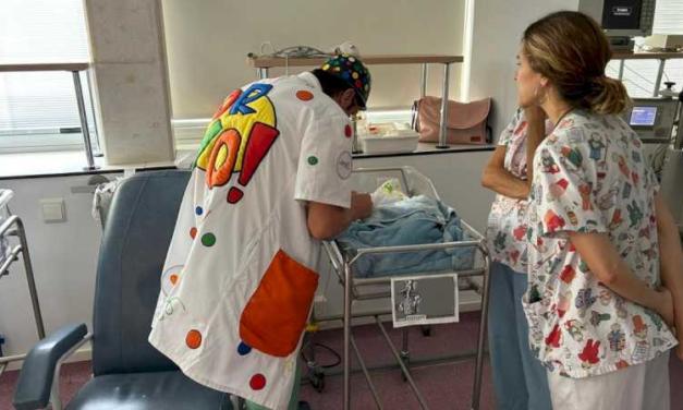 Los niños ingresados del Hospital Universitario de Fuenlabrada reciben la visita del ‘Doctor sonrisas’