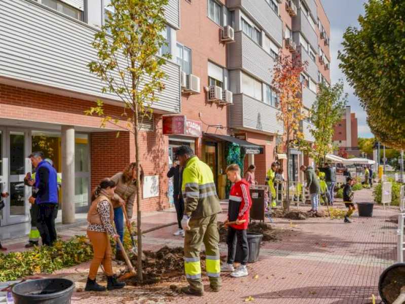 Torrejón – Cerca de 350 vecinos y asociaciones de la ciudad participaron en la plantación de nuevos árboles en la avenida Unión Europea con…