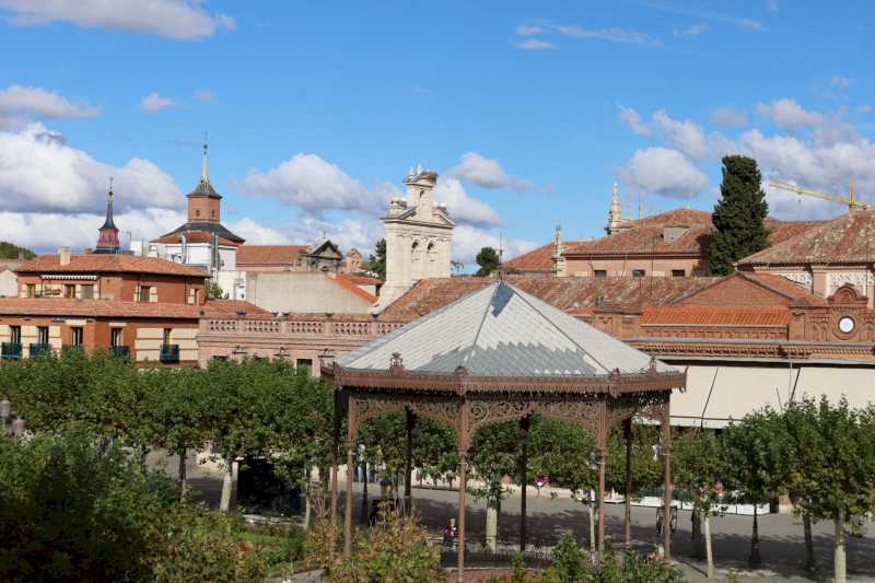 Alcalá – El Ayuntamiento de Alcalá repara la cubierta de zinc del Quiosco de la Música de la Plaza de Cervantes