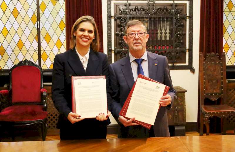 Alcalá – Firma del convenio de colaboración entre el Ayuntamiento de Alcalá y Cáritas para atender a las personas más vulnerables