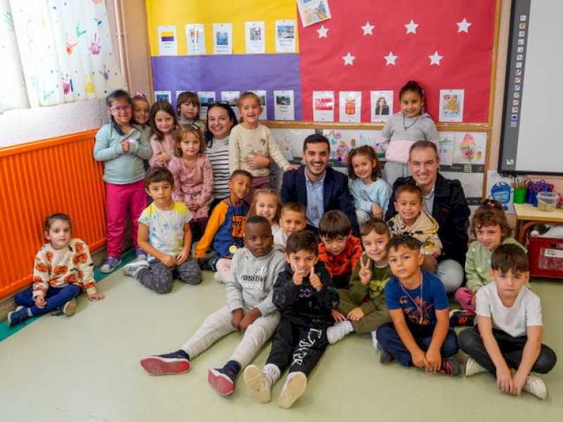 Torrejón – El alcalde, Alejandro Navarro, visita a los niños de 5 años del colegio Antonio Machado que trabajan en un proyecto sobre la ciu…