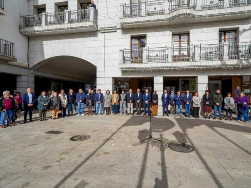 Torrejón – TORREJÓN DE ARDOZ GUARDA UN MINUTO DE SILENCIO POR LAS VÍCTIMAS DE LA DANA