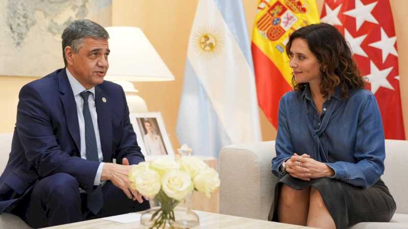 Díaz Ayuso recibe en la Real Casa de Correos al jefe de Gobierno de la Ciudad de Buenos Aires