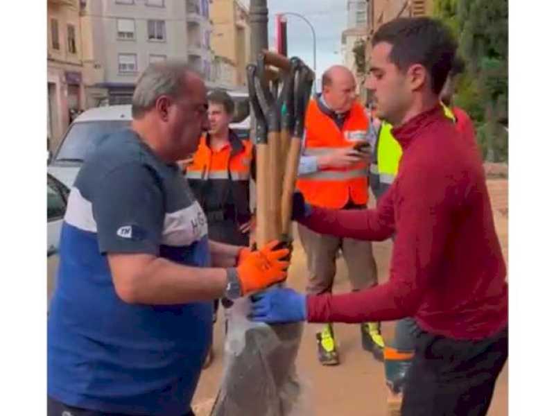 Torrejón – EL AYUNTAMIENTO DE TORREJÓN DE ARDOZ ENVÍA A VALENCIA 4.100 PALAS Y OTRO MATERIAL, TRASLADADO POR UN EQUIPO DE TRABAJO ENCABEZAD…