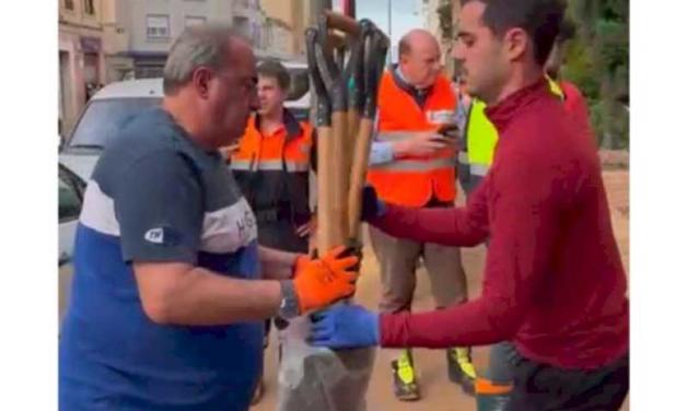 Torrejón – EL AYUNTAMIENTO DE TORREJÓN DE ARDOZ ENVÍA A VALENCIA 4.100 PALAS Y OTRO MATERIAL, TRASLADADO POR UN EQUIPO DE TRABAJO ENCABEZAD…