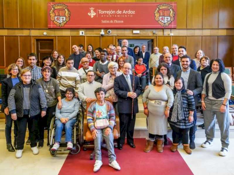 Torrejón – El Salón de Plenos del Ayuntamiento de Torrejón de Ardoz acoge la iniciativa de ASTOR “Concejales por un día” con la participaci…