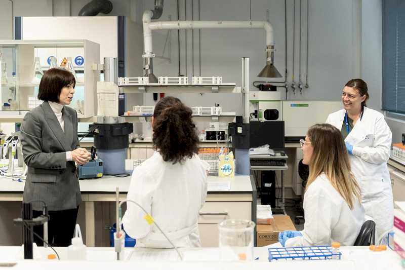 Morant visita el Instituto de Salud Carlos III y el CSIC, que participan en la respuesta científica a la DANA