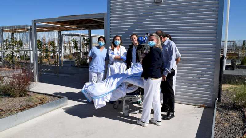 El Hospital público Infanta Sofía organiza paseos al aire libre para los pacientes de la UCI como parte del tratamiento de recuperación