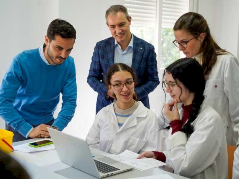 Torrejón – Estudiantes de Bachillerato de Torrejón de Ardoz celebran la Semana de la Ciencia y la Innovación con talleres prácticos de biot…