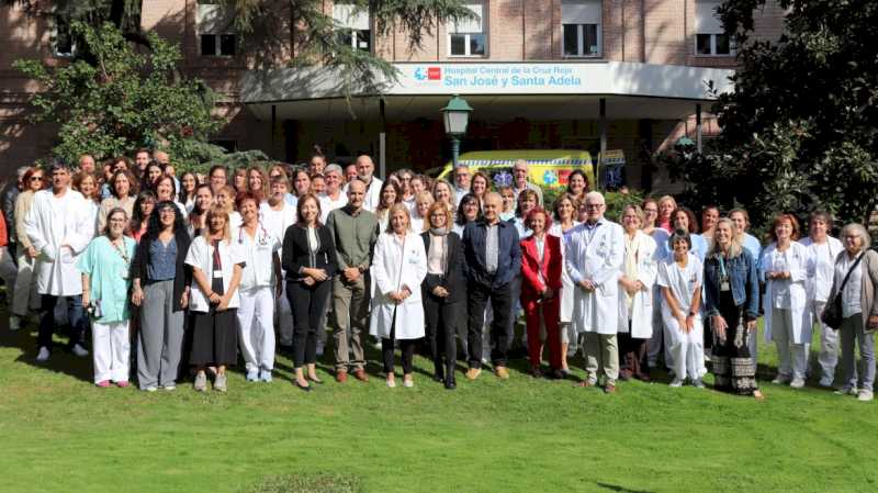 El Hospital Universitario Cruz Roja reconoce a Darío Fernández por recaudar fondos para su Unidad de Paliativos cruzando a nado el Canal de la Mancha