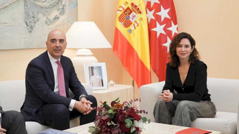 Díaz Ayuso recibe en la Real Casa de Correos al presidente de Airbus en España