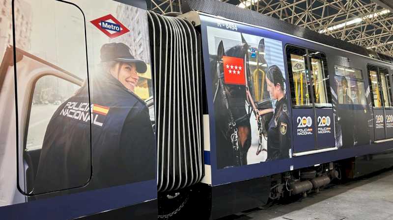 La Comunidad de Madrid celebra el 200º aniversario de la Policía Nacional con un tren vinilado que circulará por la Línea 6 de Metro