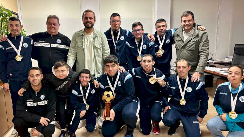 Arganda – Alberto Escribano recibe al equipo de fútbol adaptado del Arganda Futsal tras proclamarse campeones de España