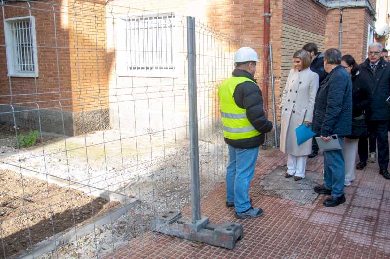 Alcalá – El Ayuntamiento de Alcalá invierte más de 85.000 euros en la mejora de las aceras de Reyes II en el barrio de Reyes Católicos