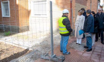 Alcalá – El Ayuntamiento de Alcalá invierte más de 85.000 euros en la mejora de las aceras de Reyes II en el barrio de Reyes Católicos