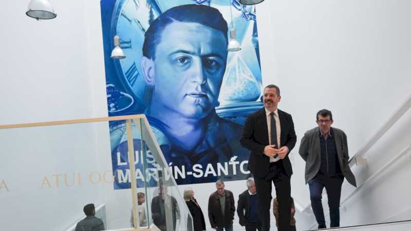 La Comunidad de Madrid dedica un mural al escritor Luis Martín-Santos en la biblioteca que lleva su nombre en Villa de Vallecas