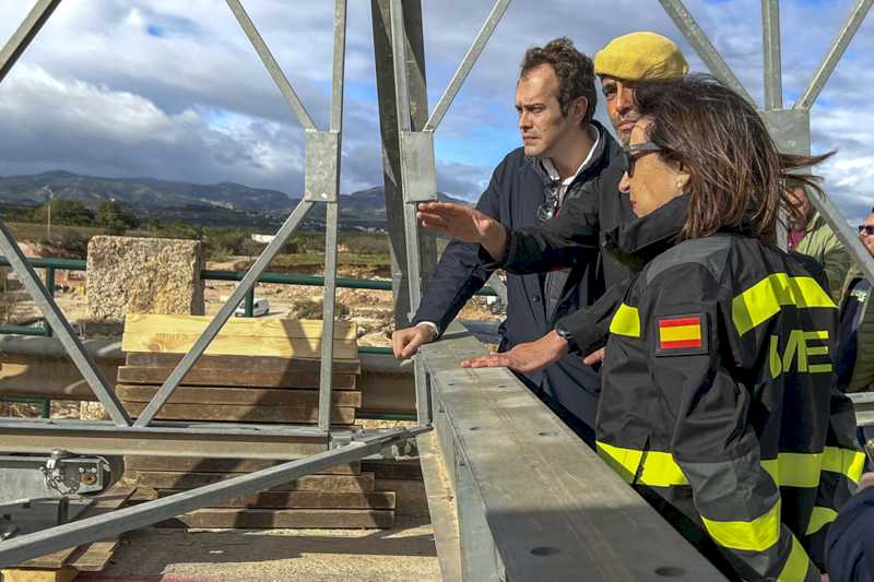 Margarita Robles constata el avance de los trabajos de las Fuerzas Armadas en Valencia