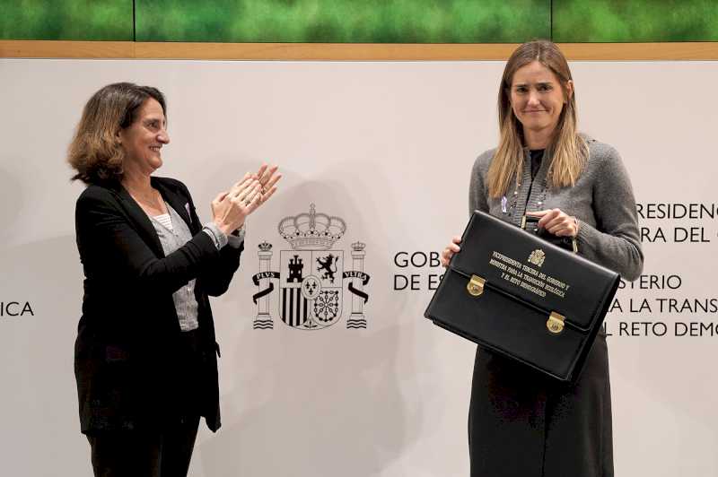 Sara Aagesen recibe la cartera de Transición Ecológica y el Reto Demográfico de manos de su predecesora, Teresa Ribera