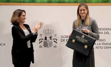 Sara Aagesen recibe la cartera de Transición Ecológica y el Reto Demográfico de manos de su predecesora, Teresa Ribera