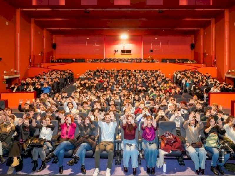 Torrejón – Torrejón de Ardoz conmemora el Día Internacional Contra la Violencia de Género con un emotivo homenaje en memoria de las mujeres…