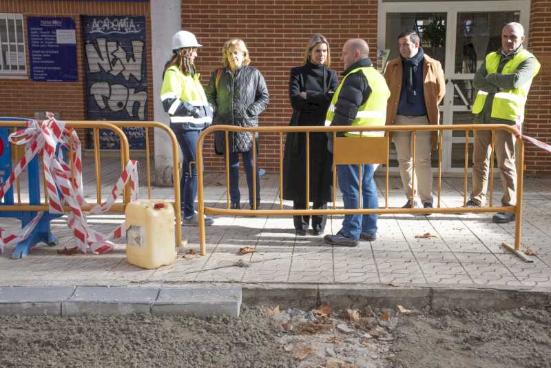 Alcalá – El Ayuntamiento de Alcalá continúa su plan de mejoras en los barrios e invierte 75.000 euros en renovar las aceras de la calle T…