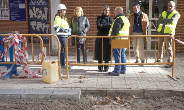 Alcalá – El Ayuntamiento de Alcalá continúa su plan de mejoras en los barrios e invierte 75.000 euros en renovar las aceras de la calle T…