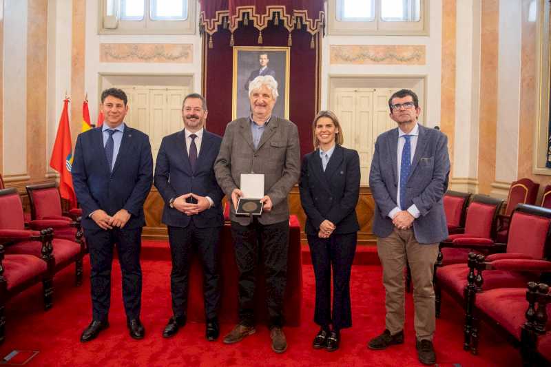 Alcalá – El Salón de Plenos acoge la entrega del Premio Ciudad de Alcalá ‘Ciudad Patrimonio Mundial’ al Museo Arqueológico y Paleontológi…