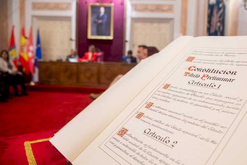 Alcalá – Alcalá de Henares homenajea a la Constitución con una lectura pública en el Salón de Plenos del Ayuntamiento