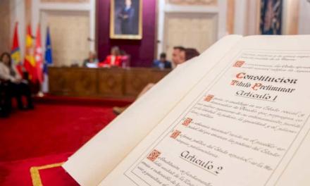 Alcalá – Alcalá de Henares homenajea a la Constitución con una lectura pública en el Salón de Plenos del Ayuntamiento