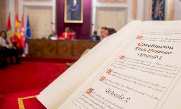 Alcalá – Alcalá de Henares homenajea a la Constitución con una lectura pública en el Salón de Plenos del Ayuntamiento