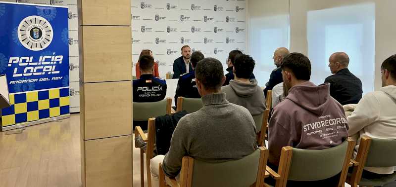 Arganda – Alberto Escribano recibe a los 15 nuevos policías locales de Arganda del Rey | Ayuntamiento de Arganda