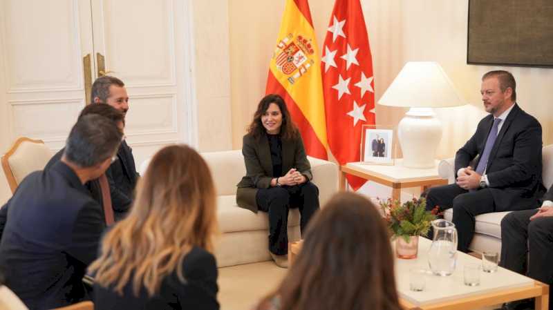 Díaz Ayuso mantiene un encuentro en la Real Casa de Correos con el presidente del Comité Paralímpico Internacional (CPI)