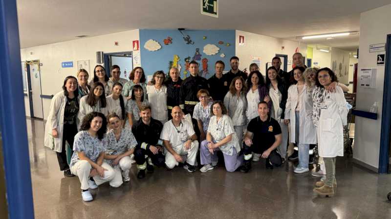 Bomberos de la Comunidad de Madrid visitan a niños ingresados en hospitales públicos para hacer más llevadera su estancia en Navidad