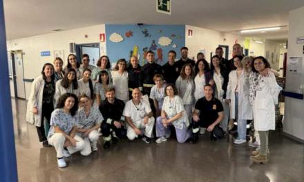 Bomberos de la Comunidad de Madrid visitan a niños ingresados en hospitales públicos para hacer más llevadera su estancia en Navidad